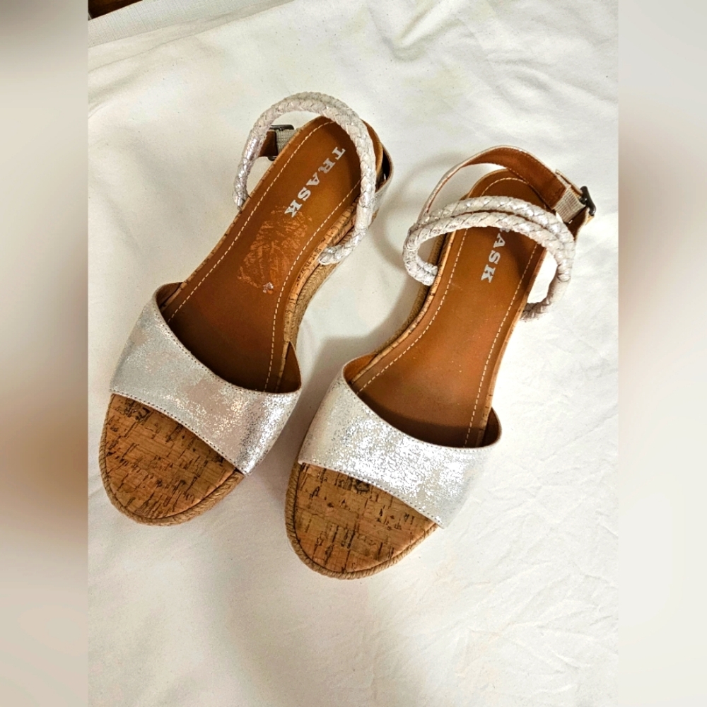 Trask Women's Silver and Tan Sandals